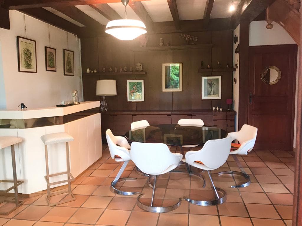 Estimation de valeur pour une Table en verre et cinq sièges en cuir de la marque Roche Bobois
