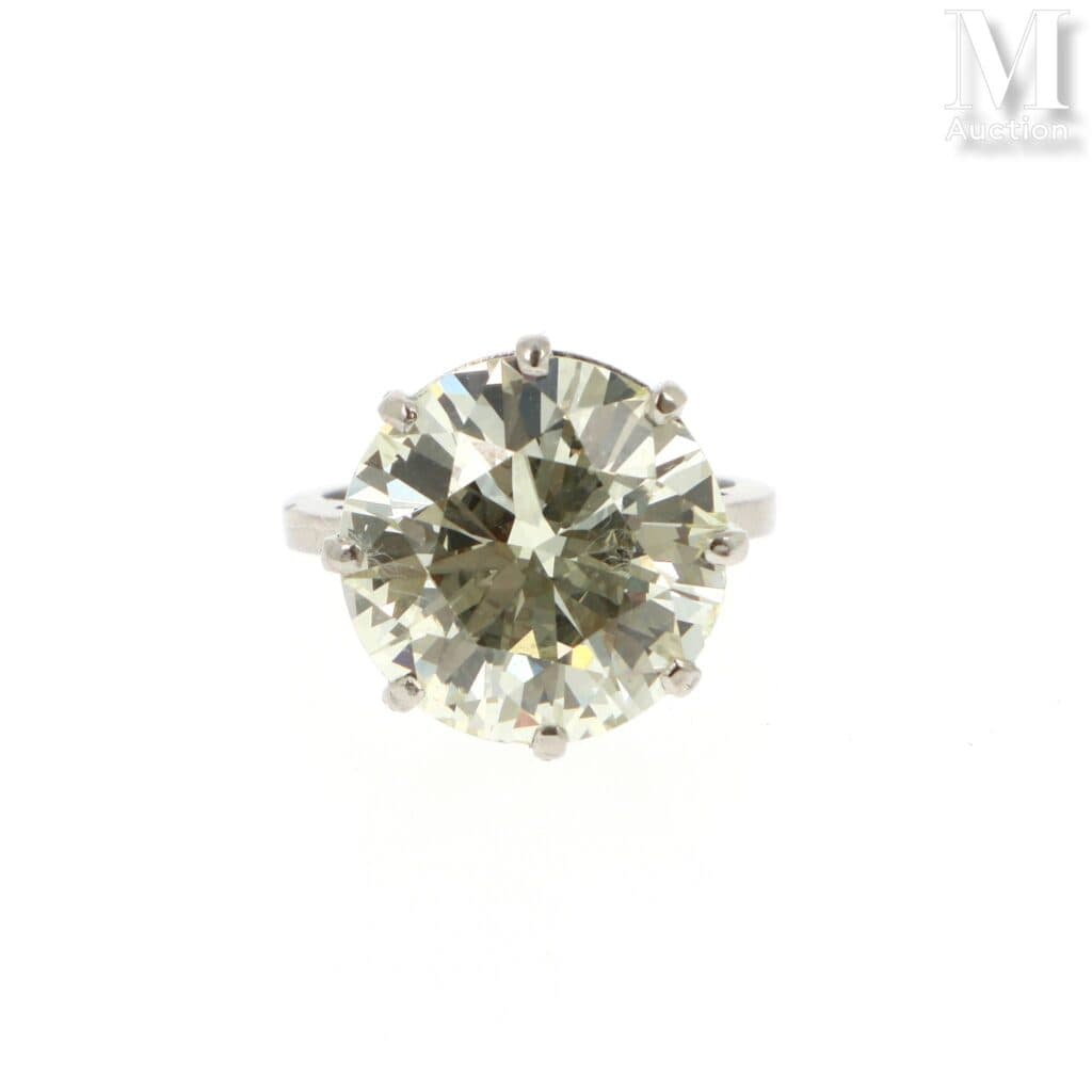 Bague diamant solitaire : adjugée 68 000 € à Paris, Drouot