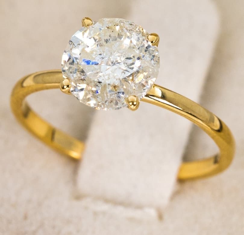 Charmante bague en or jaune de 18 carats avec un superbe diamant certifié IGI de 2.01 carats