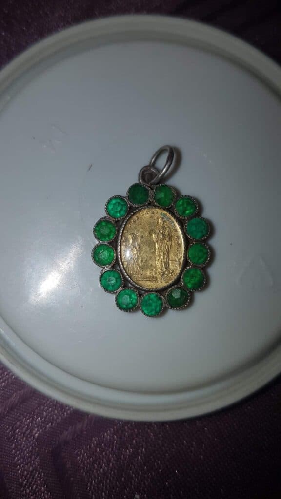 Estimation de la Bague Pendentif en Or Argent avec une Apparition de la Salette en 1846 et 13 Petites Émeraudes.