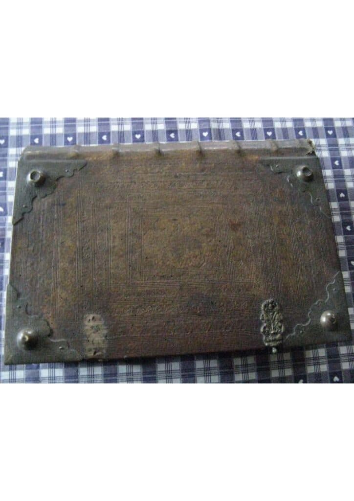 Estimation d’une Bible ancienne en allemand gothique de 1720 : couverture cuir, manque les fermoirs, quelques trous de vers. Estimation d’une Bible ancienne en allemand gothique de 1720 : couverture cuir, manque les fermoirs, quelques trous de vers.