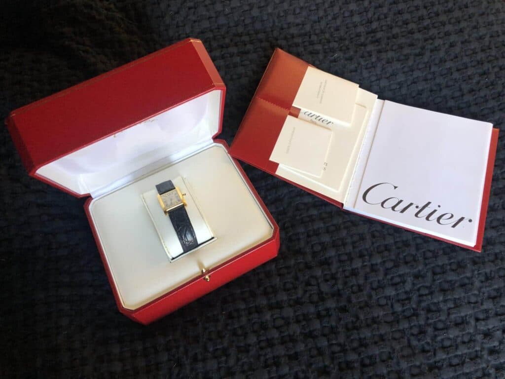Montre Tank Cartier en or 18k avec boîte et livret complet