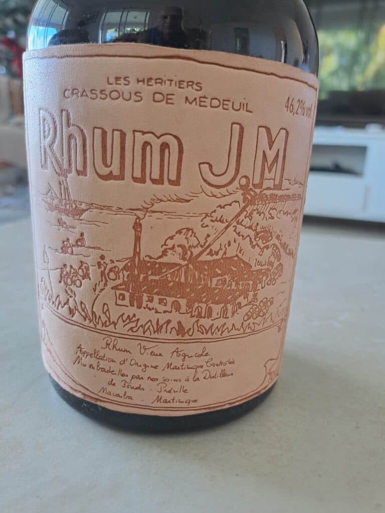 Estimation d’une bouteille de Rhum vieux JM Crassous de Medeuil datant de 1988, présentée en coffret en bois avec contenu, bouchon et étiquettes intacts
