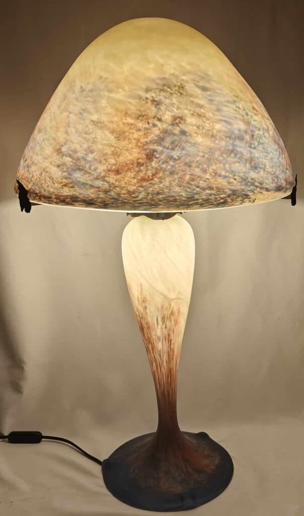 Estimation d’une Lampe Art Déco en Verre Marmoréen, Signée Le Verre Français avec Croix de Lorraine, Hauteur 63cm et Diamètre 37cm