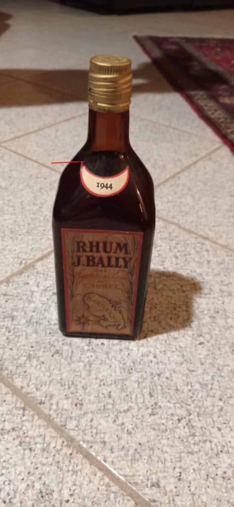 Estimation précise de la valeur d’une bouteille de rhum J. Bailly, en excellent état et avec le niveau de liquide indiqué
