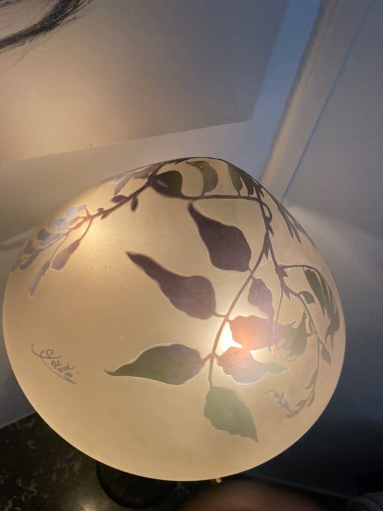 “Art Nouveau Lampe Galle en verre gravé avec motifs détaillés de feuillages”