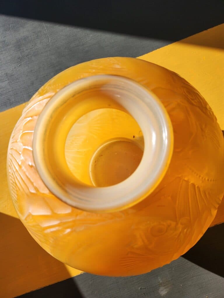 Estimation d’un vase Lalique en forme de poisson de couleur jaune rare, signé et datant de 1925 en parfait état