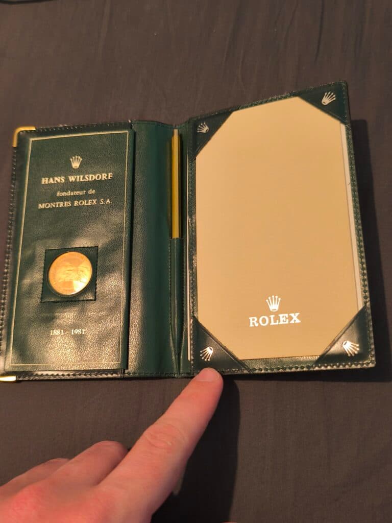 “Carnet commémoratif doré avec stylos pour le centenaire de Hans Wildorf, fondateur de Rolex” “Carnet commémoratif doré avec stylos pour le centenaire de Hans Wildorf, fondateur de Rolex”
