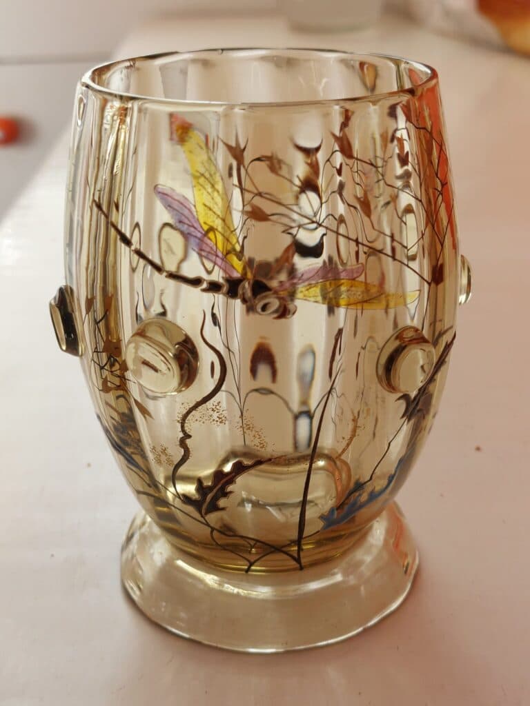 “Estimation d’un vase en cristal de 12cm signé E Galle avec décor libellule, provenant d’une succession”