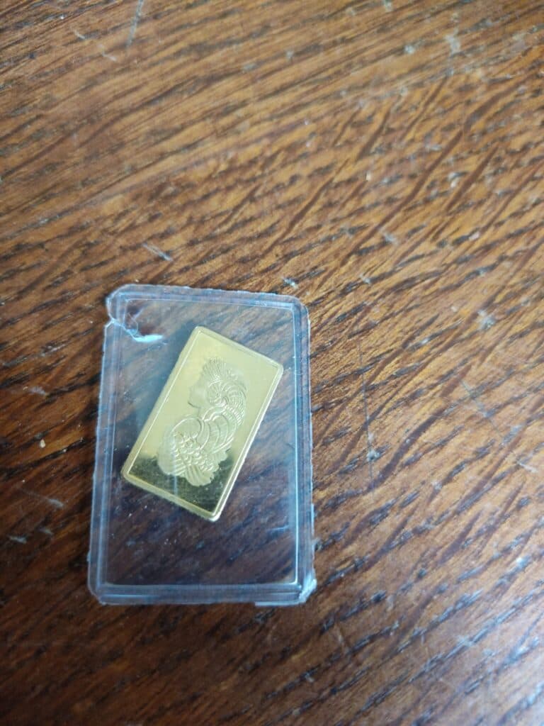 Estimation de la valeur d’un lingotin d’or suisse de 2,5 grammes avec une pureté de 999,9 et ornementations spéciales.