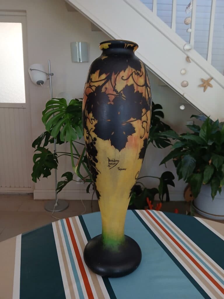 Estimation d’un Vase Daum Nancy Art Nouveau avec Motifs de Feuilles et Couleurs Vert, Noir et Orange