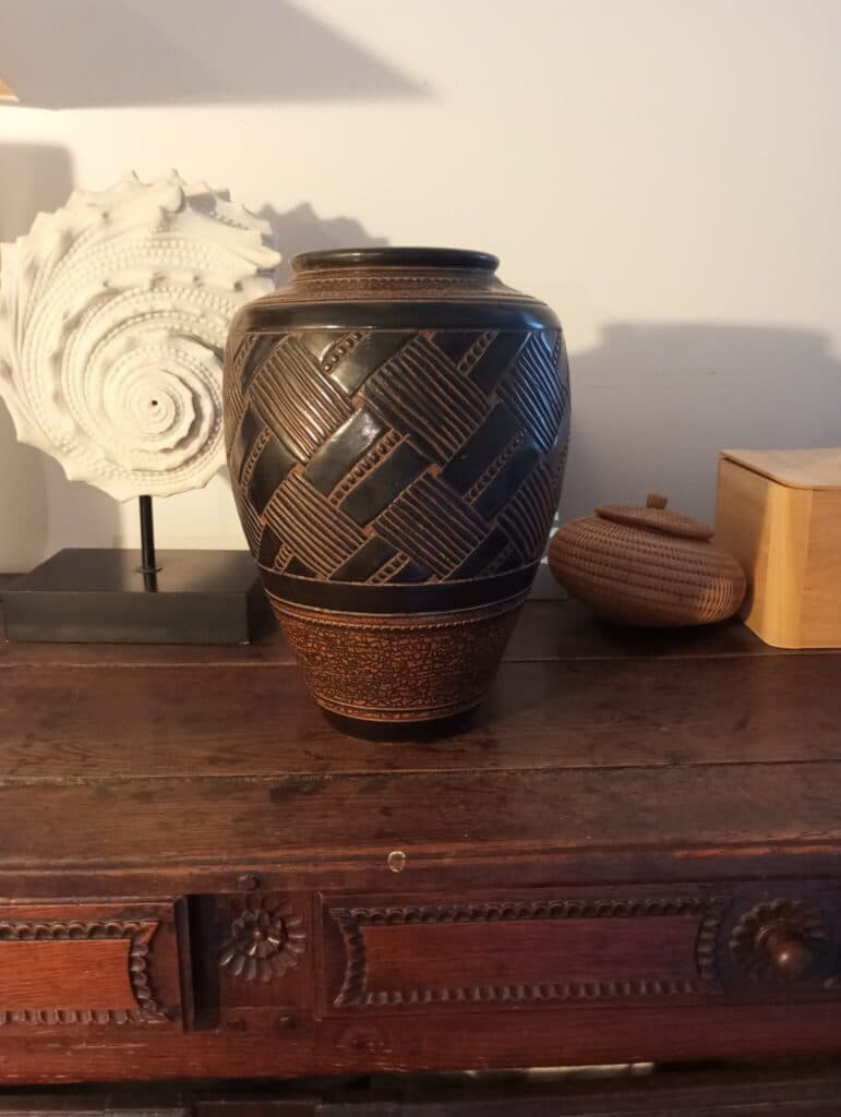 Céramique Noire Gravée d’Emile Lenoble: Un Vase Unique de 35 cm de Hauteur