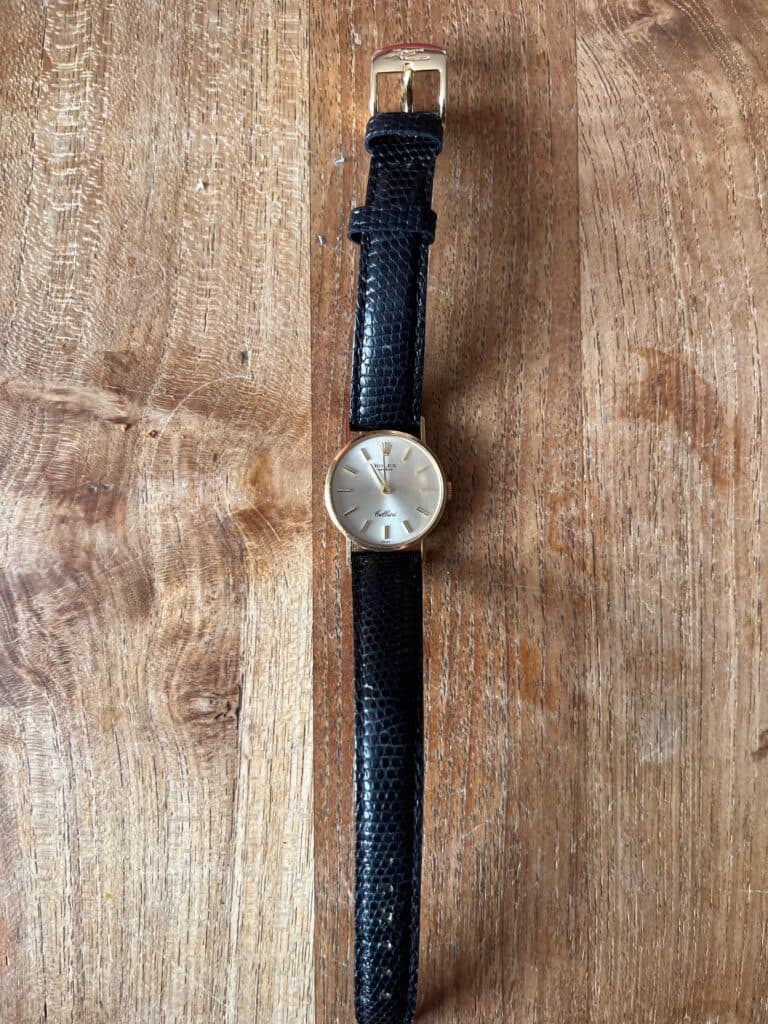 Estimation montre femme Rolex Cellini avec cadran doré et bracelet cuir noir Estimation montre femme Rolex Cellini avec cadran doré et bracelet cuir noir