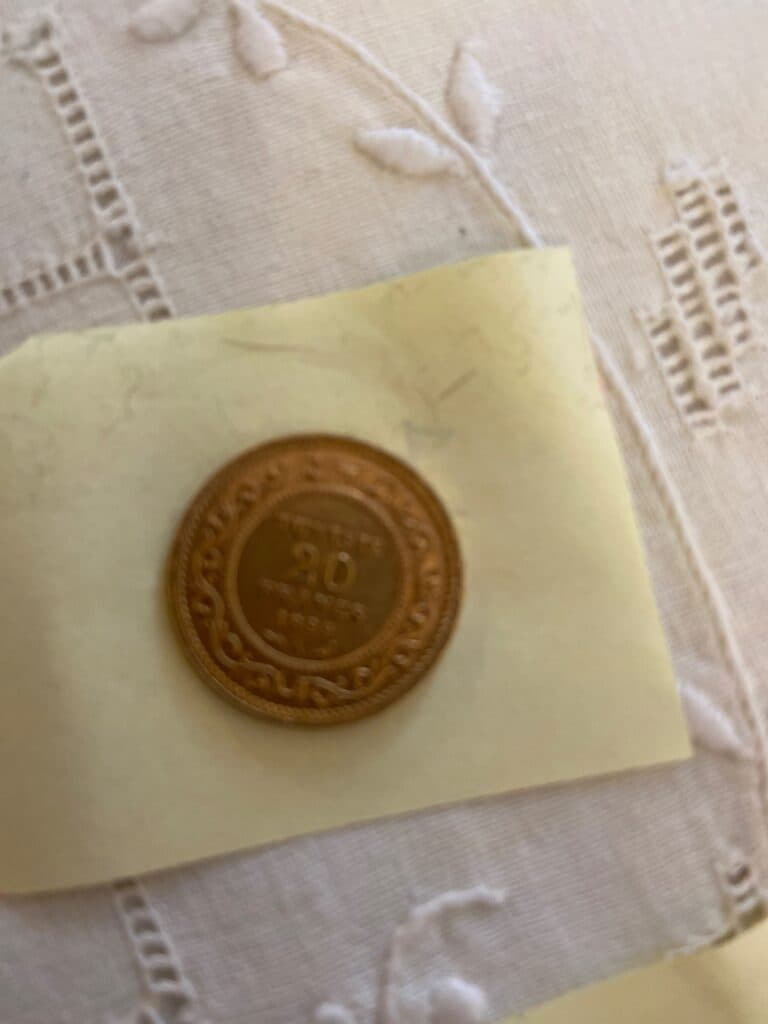 Estimation gratuite d’un lot de trois pièces anciennes en métal doré Estimation gratuite d’un lot de trois pièces anciennes en métal doré