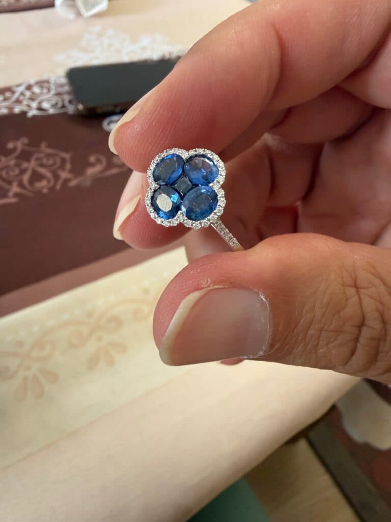 Évaluation d’une bague en or blanc sertie de saphir et diamant Évaluation d’une bague en or blanc sertie de saphir et diamant