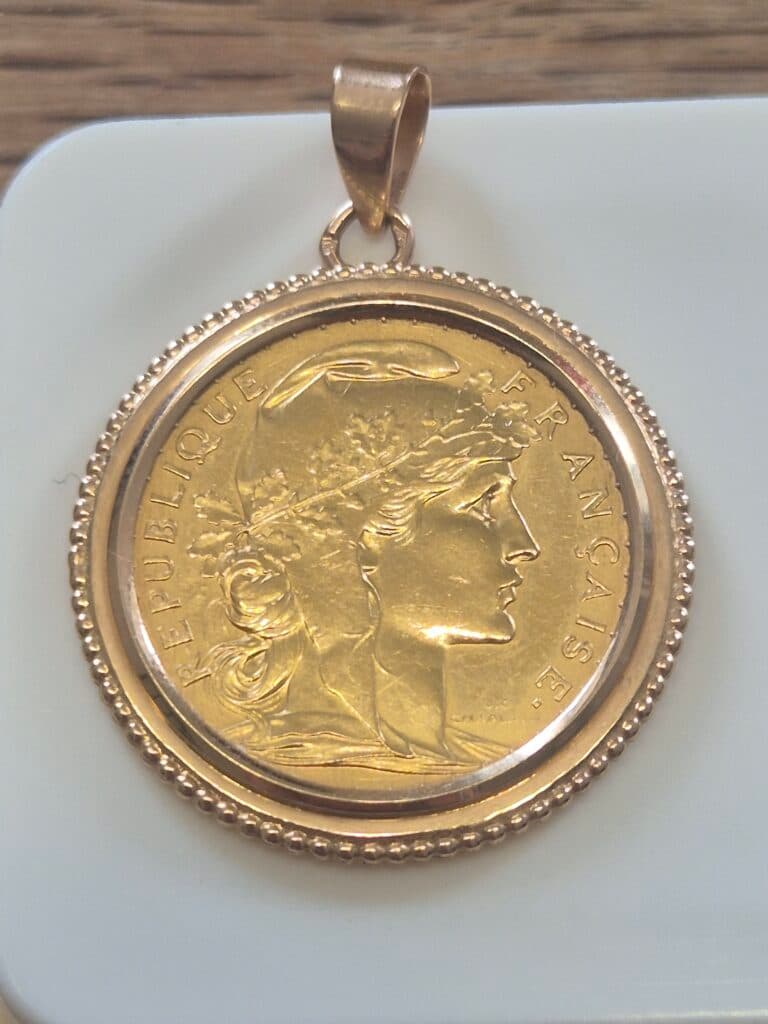 Estimation d’une pièce dorée de 1914 montée sur un médaillon Estimation d’une pièce dorée de 1914 montée sur un médaillon