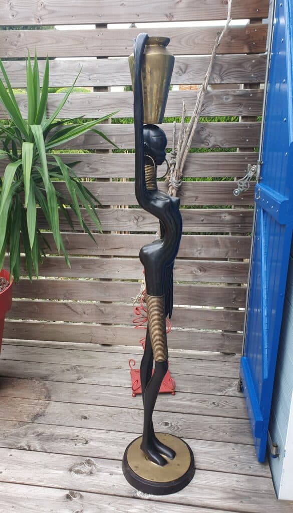 Estimation d’une statue en métal d’une femme avec vase, hauteur de 1m69 Estimation d’une statue en métal d’une femme avec vase, hauteur de 1m69