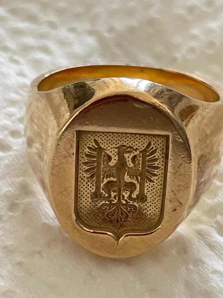 Estimation d’une chevalière en or avec blason gravé de type héraldique Estimation d’une chevalière en or avec blason gravé de type héraldique