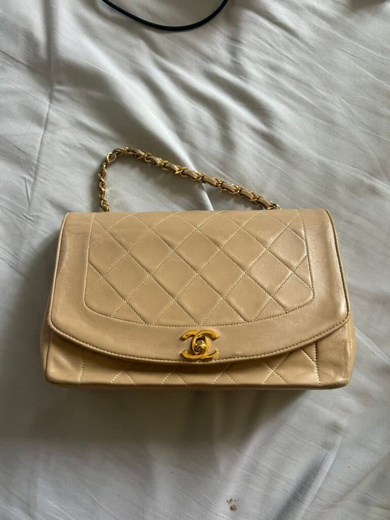 Estimation d’un sac Chanel Timeless beige avec placage en or Estimation d’un sac Chanel Timeless beige avec placage en or