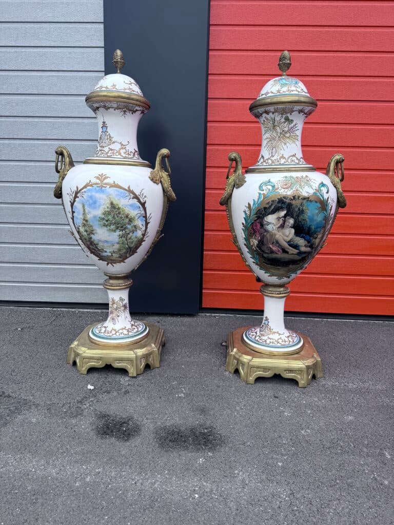Estimation d’une paire de vases en porcelaine style Sèvres, bronze doré Estimation d’une paire de vases en porcelaine style Sèvres, bronze doré