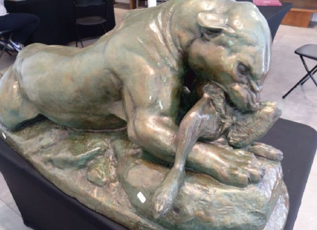 Estimation d’une sculpture en bronze signée “BARRE” représentant une panthère Estimation d’une sculpture en bronze signée “BARRE” représentant une panthère