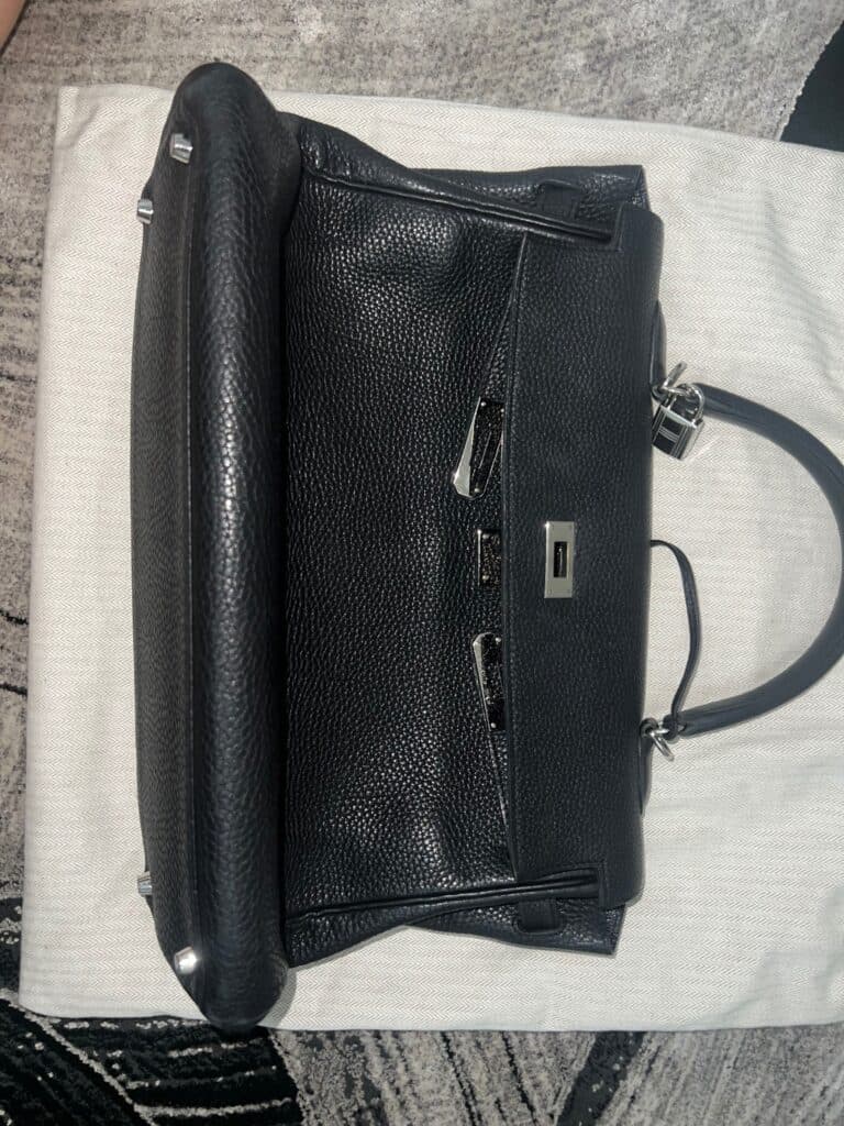 Estimation d’un sac à main en cuir noir grainé Hermès vintage Estimation d’un sac à main en cuir noir grainé Hermès vintage