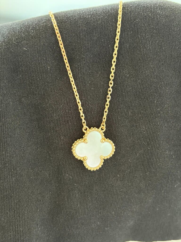 Estimation pendentif Van Cleef & Arpels Vintage Alhambra en or et nacre Estimation pendentif Van Cleef & Arpels Vintage Alhambra en or et nacre