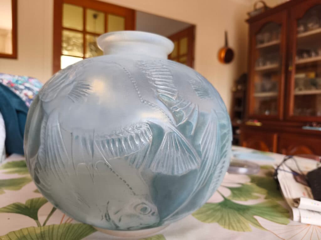 Estimation d’un vase en verre opalescent signé, motif poissons et algues Estimation d’un vase en verre opalescent signé, motif poissons et algues