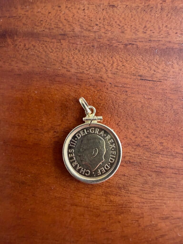 Estimation d’une médaille en or d’une once à l’effigie de Charles III Estimation d’une médaille en or d’une once à l’effigie de Charles III