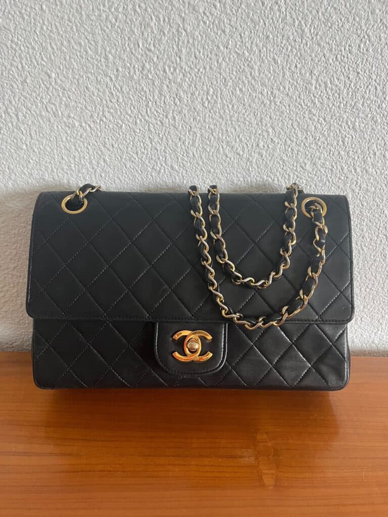 Estimation d’un sac Chanel noir matelassé en cuir vintage Estimation d’un sac Chanel noir matelassé en cuir vintage