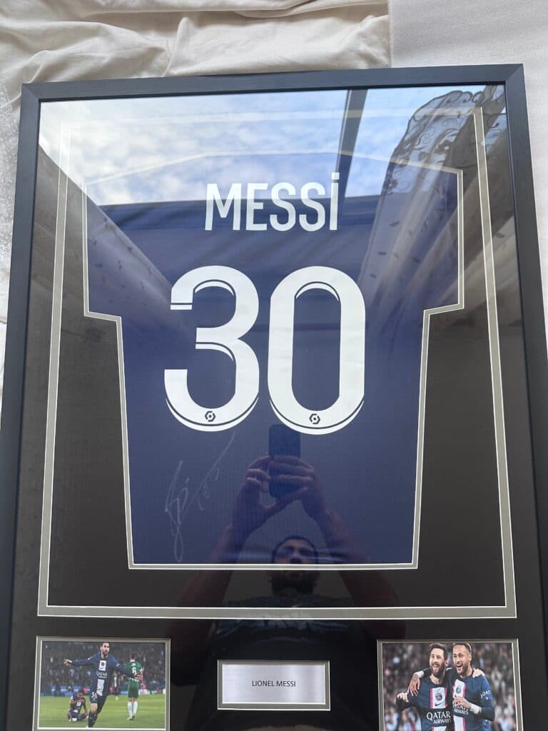Estimation de maillots PSG signés par Messi et Neymar, saison 2022/2023 Estimation de maillots PSG signés par Messi et Neymar, saison 2022/2023