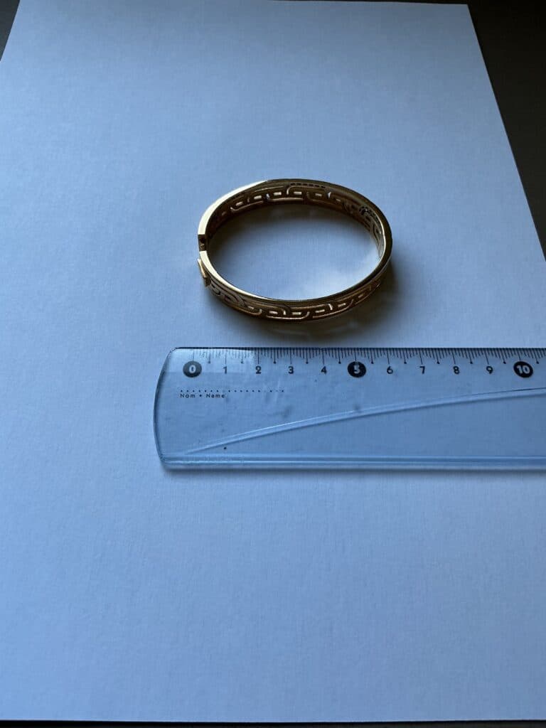 Évaluation d’un bracelet Guy Laroche avec pierres et poinçons Évaluation d’un bracelet Guy Laroche avec pierres et poinçons