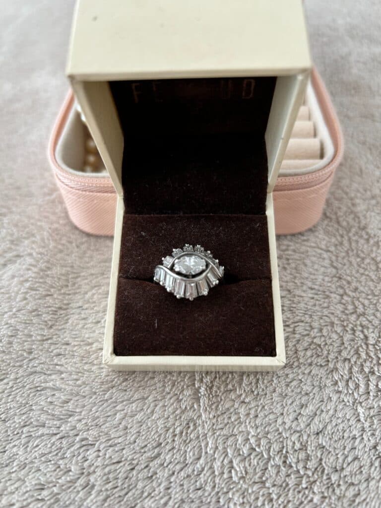 Évaluation d’une bague vintage en or blanc ou platine avec diamants Évaluation d’une bague vintage en or blanc ou platine avec diamants