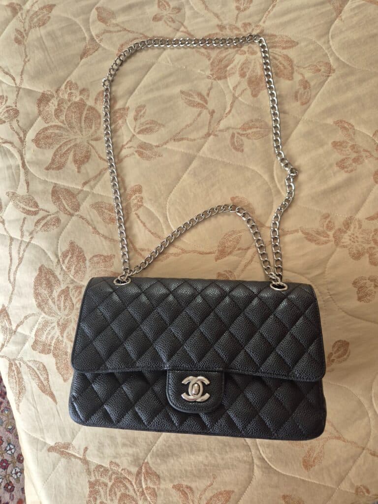 Estimation d’un sac à main Chanel noir en cuir grainé vintage Estimation d’un sac à main Chanel noir en cuir grainé vintage